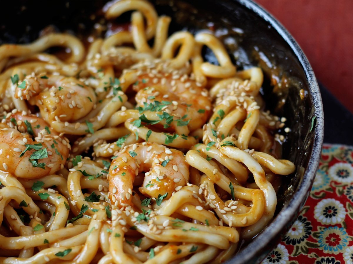 Makaron udon z krewetkami i pikantnym sosem orzechowym - zdjęcie 3