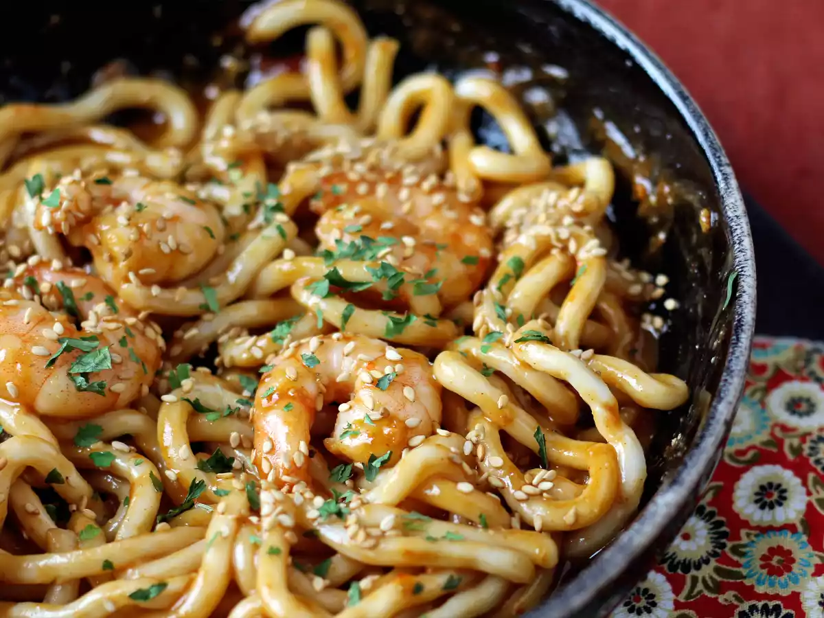 Makaron udon z krewetkami i pikantnym sosem orzechowym - zdjęcie 3