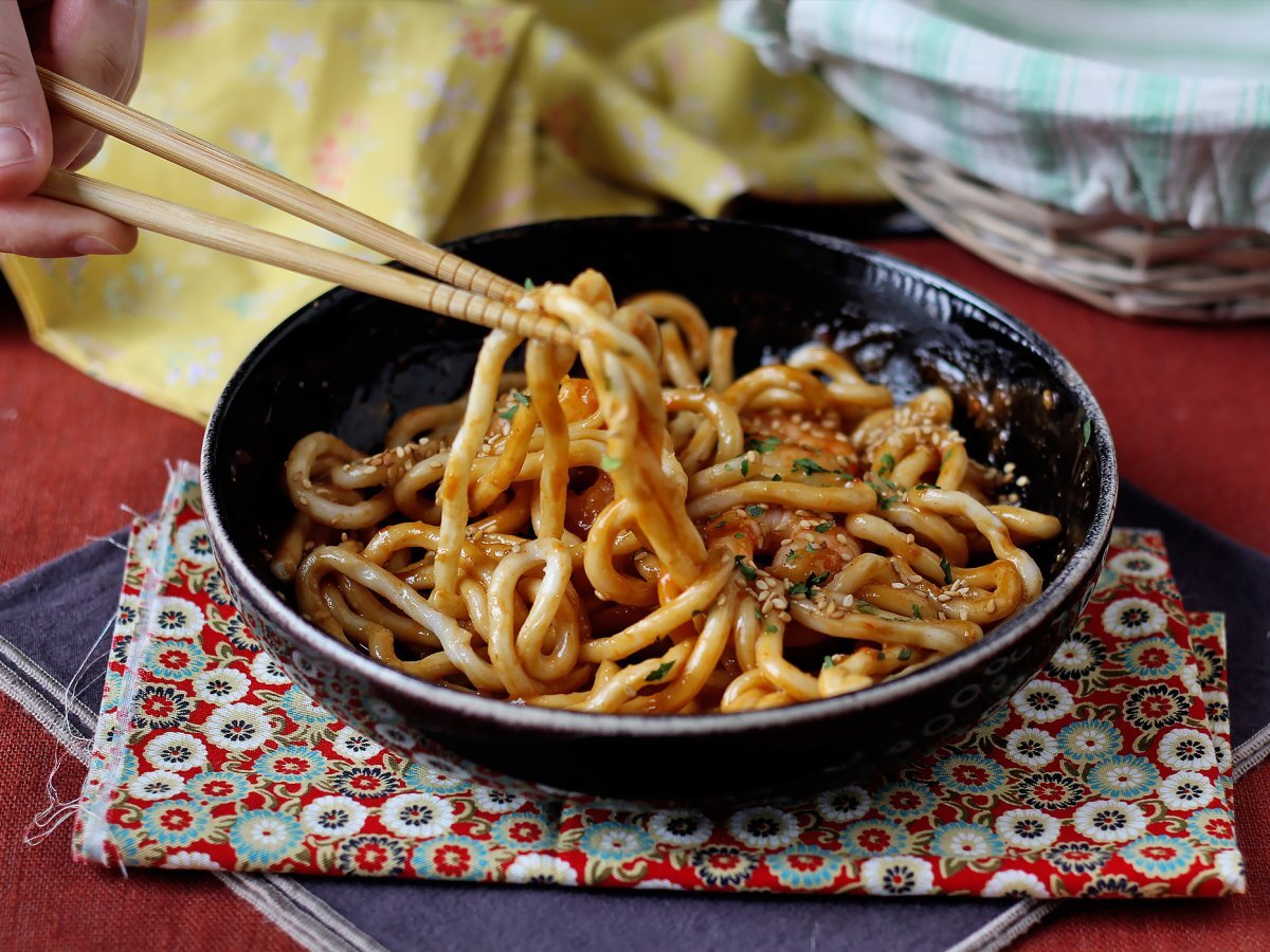 Makaron udon z krewetkami i pikantnym sosem orzechowym - zdjęcie 4
