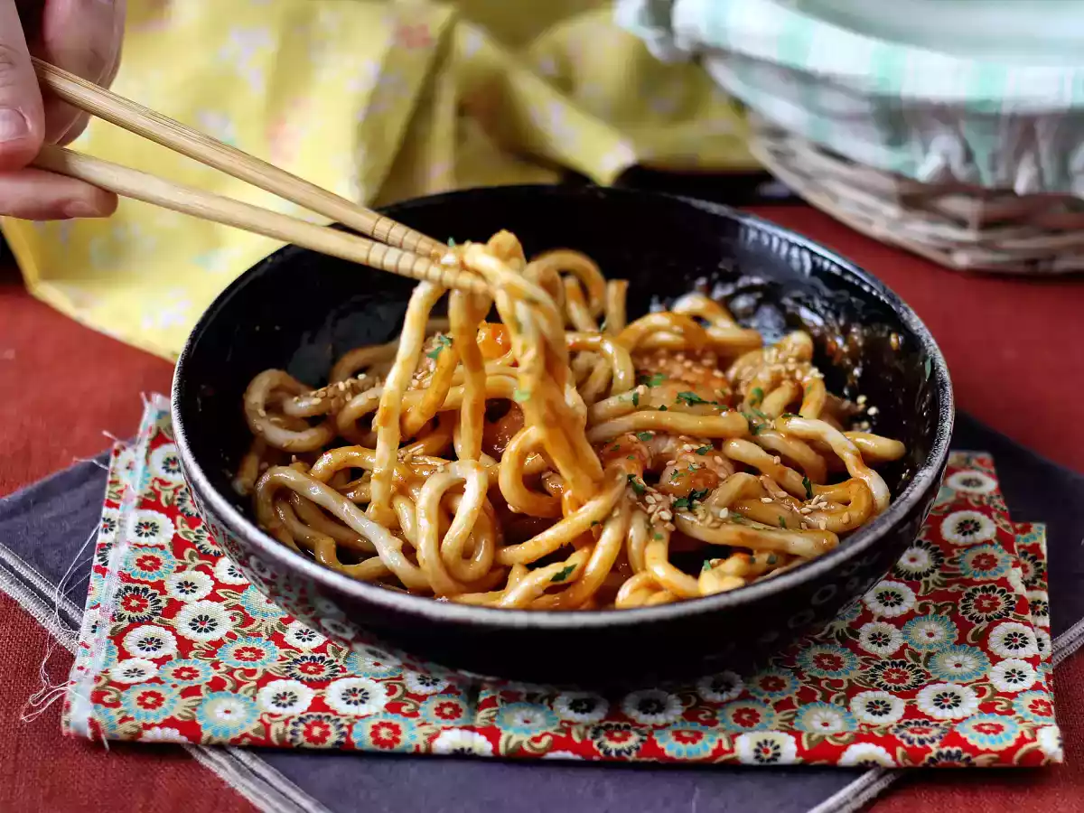 Makaron udon z krewetkami i pikantnym sosem orzechowym - zdjęcie 4