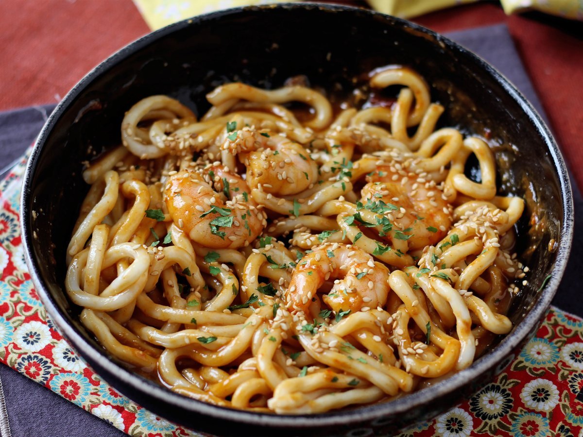 Makaron udon z krewetkami i pikantnym sosem orzechowym - zdjęcie 5