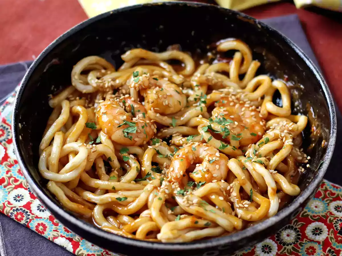Makaron udon z krewetkami i pikantnym sosem orzechowym - zdjęcie 5