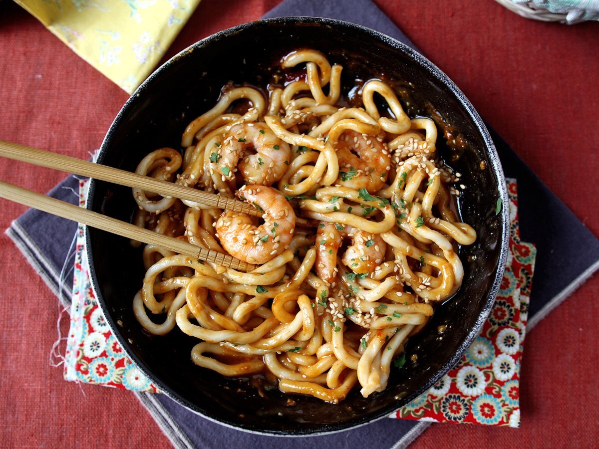 Makaron udon z krewetkami i pikantnym sosem orzechowym - zdjęcie 6