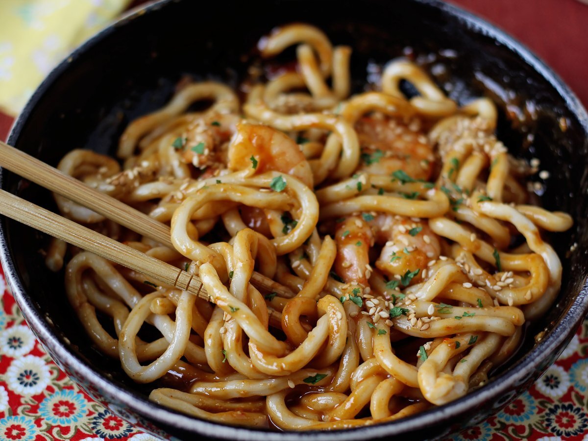 Makaron udon z krewetkami i pikantnym sosem orzechowym - zdjęcie 7
