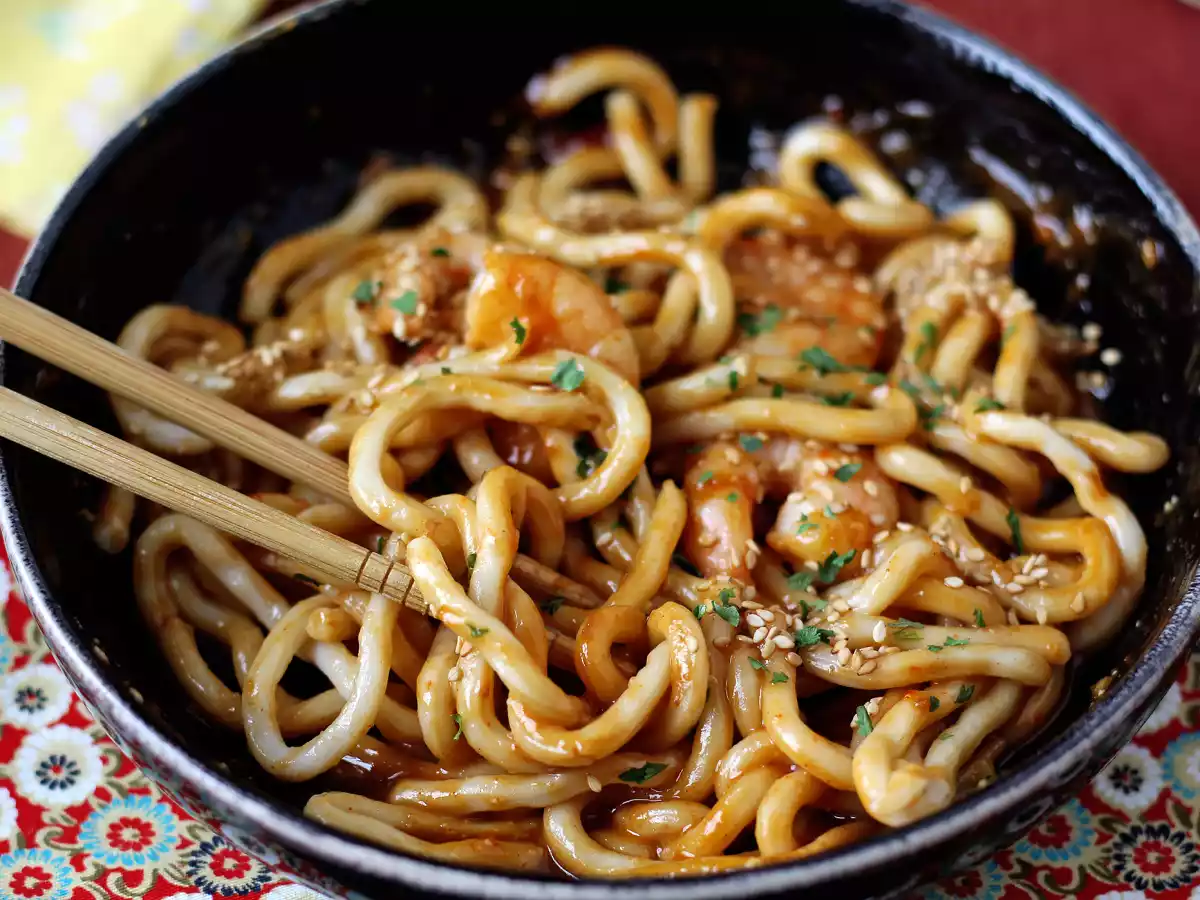 Makaron udon z krewetkami i pikantnym sosem orzechowym - zdjęcie 7