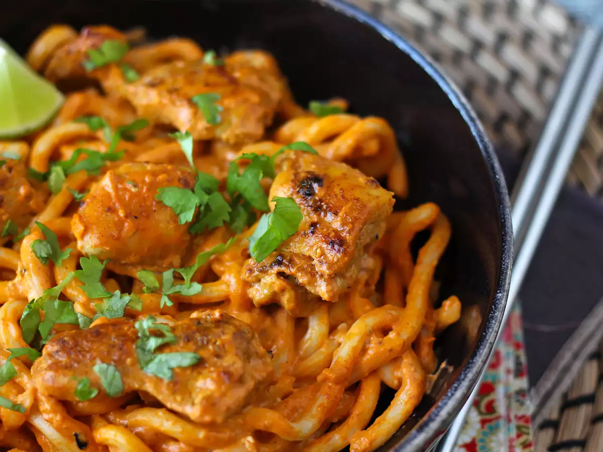 Makaron udon z kurczakiem i kremowym tajskim sosem curry
