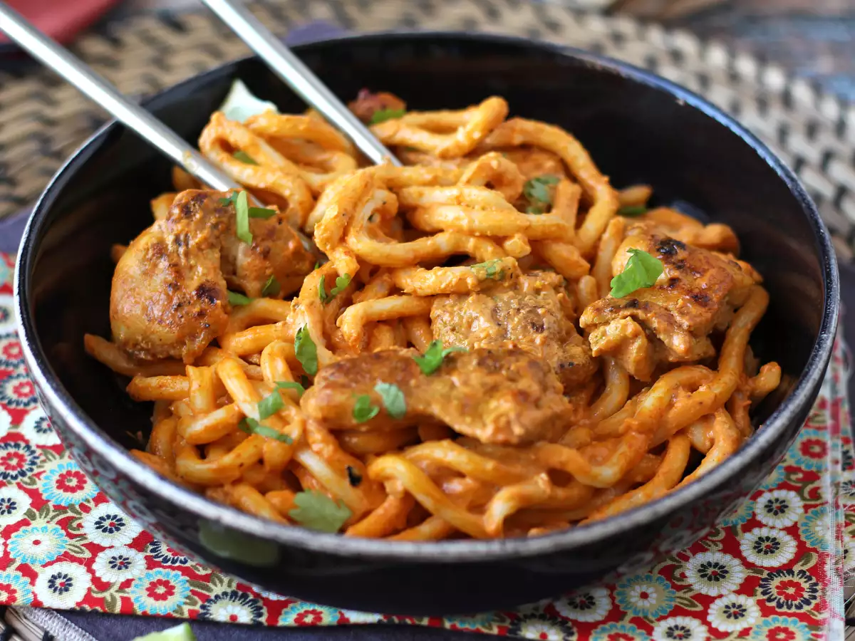 Makaron udon z kurczakiem i kremowym tajskim sosem curry - zdjęcie 2