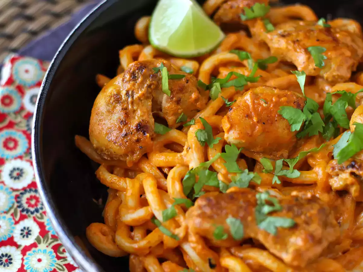 Makaron udon z kurczakiem i kremowym tajskim sosem curry - zdjęcie 3