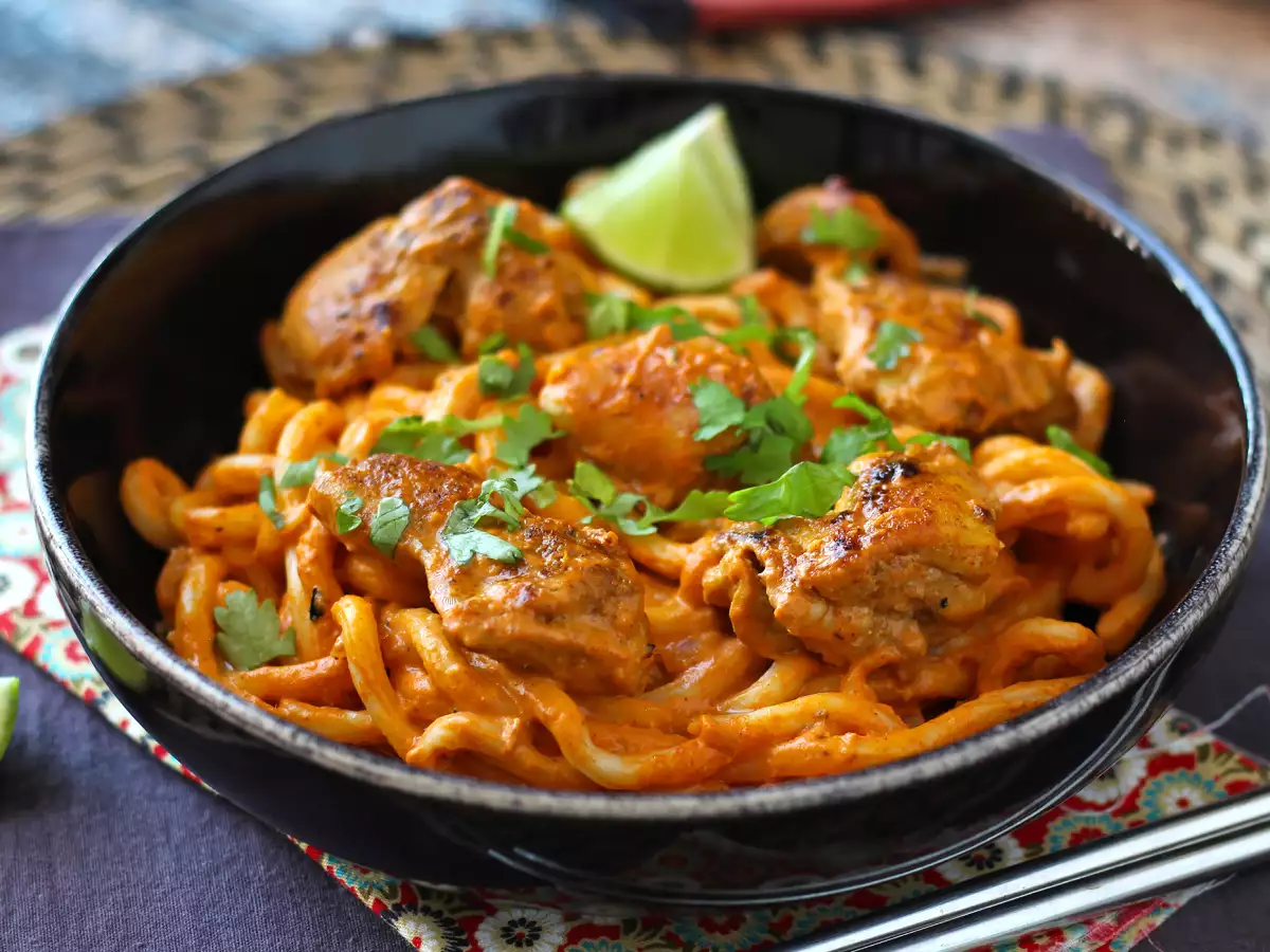 Makaron udon z kurczakiem i kremowym tajskim sosem curry - zdjęcie 4