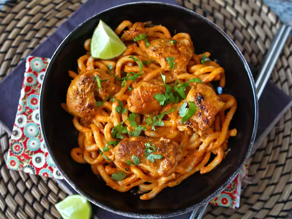 Makaron udon z kurczakiem i kremowym tajskim sosem curry - zdjęcie 6