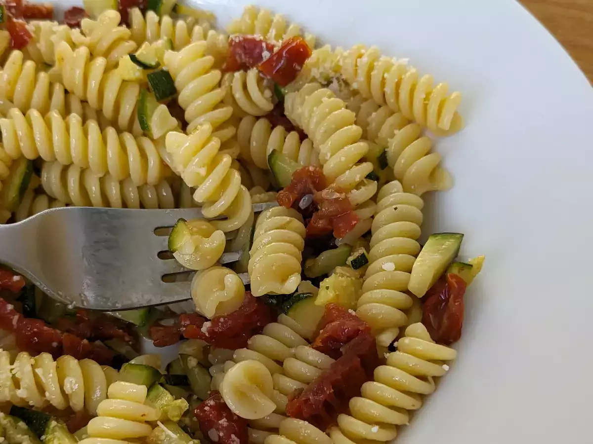 Makaron z cukinią i suszonymi pomidorami – szybkie i pyszne danie! - zdjęcie 4