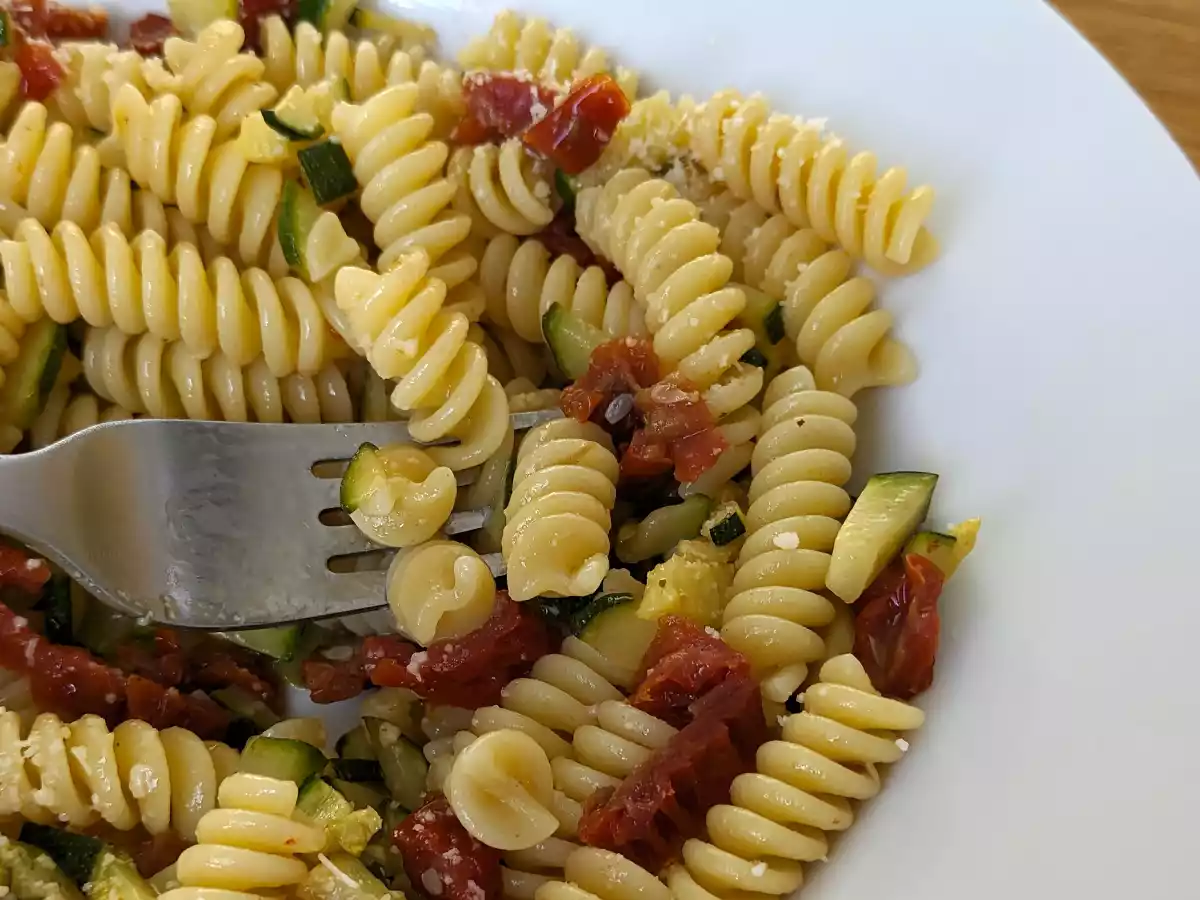 Makaron z cukinią i suszonymi pomidorami: szybkie i smaczne pierwsze danie! - zdjęcie 4