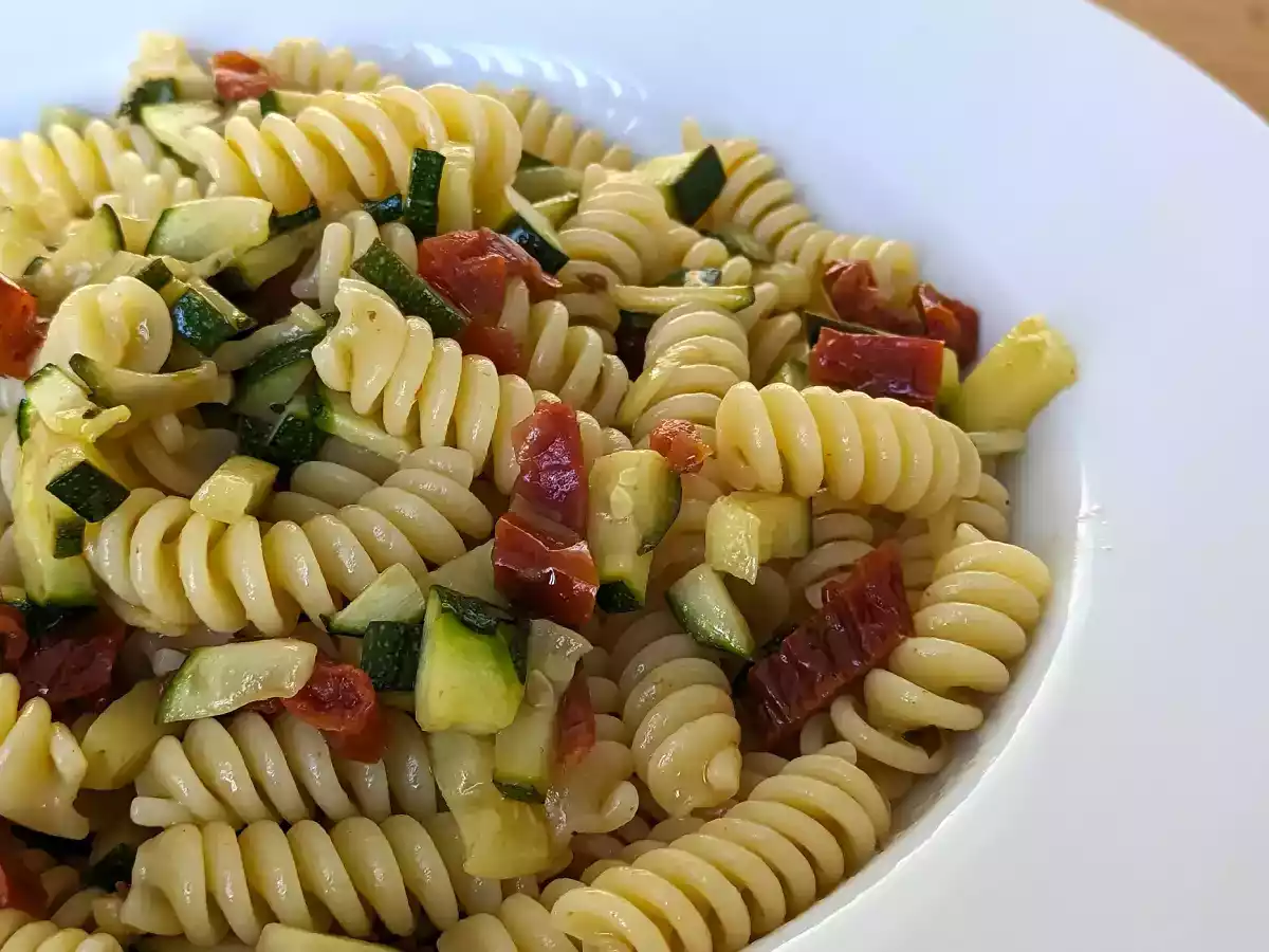 Makaron z cukinią i suszonymi pomidorami: szybkie i smaczne pierwsze danie! - zdjęcie 5