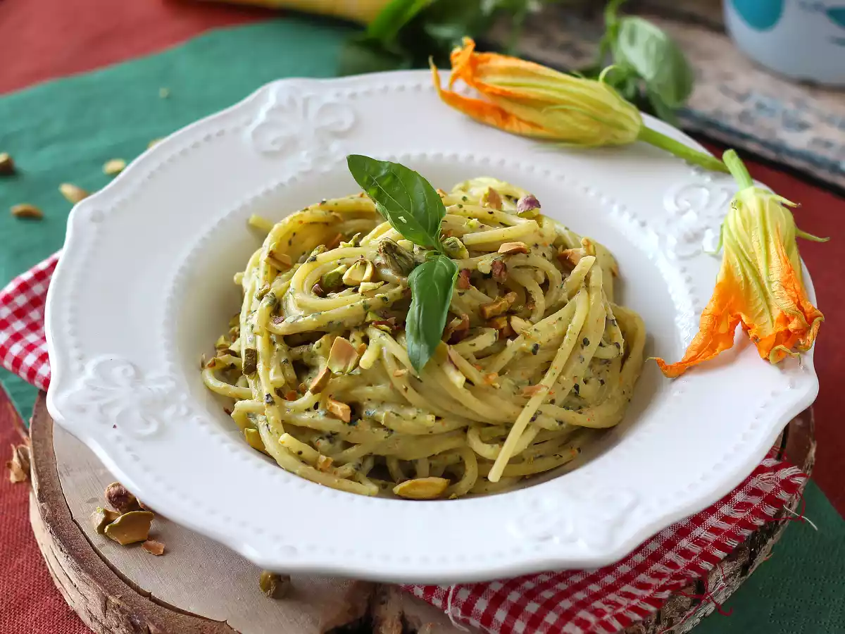 Makaron z kwiatami cukinii, ricottą i pistacjami
