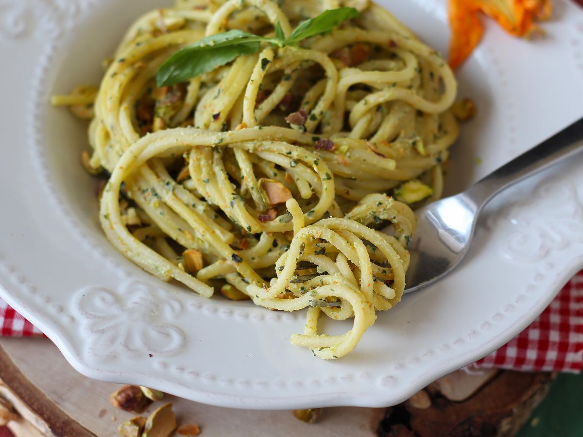 Makaron z kwiatami cukinii, ricottą i pistacjami - zdjęcie 3