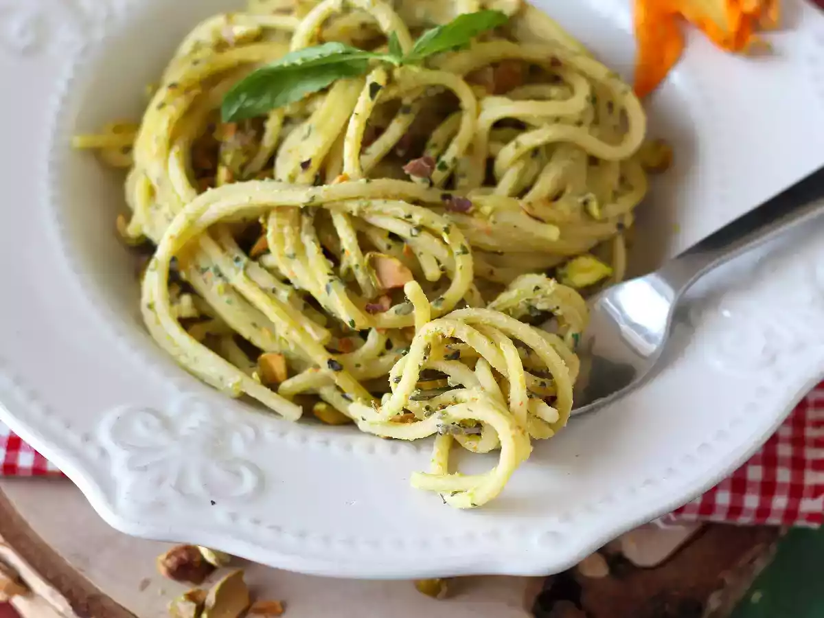 Makaron z kwiatami cukinii, ricottą i pistacjami - zdjęcie 3