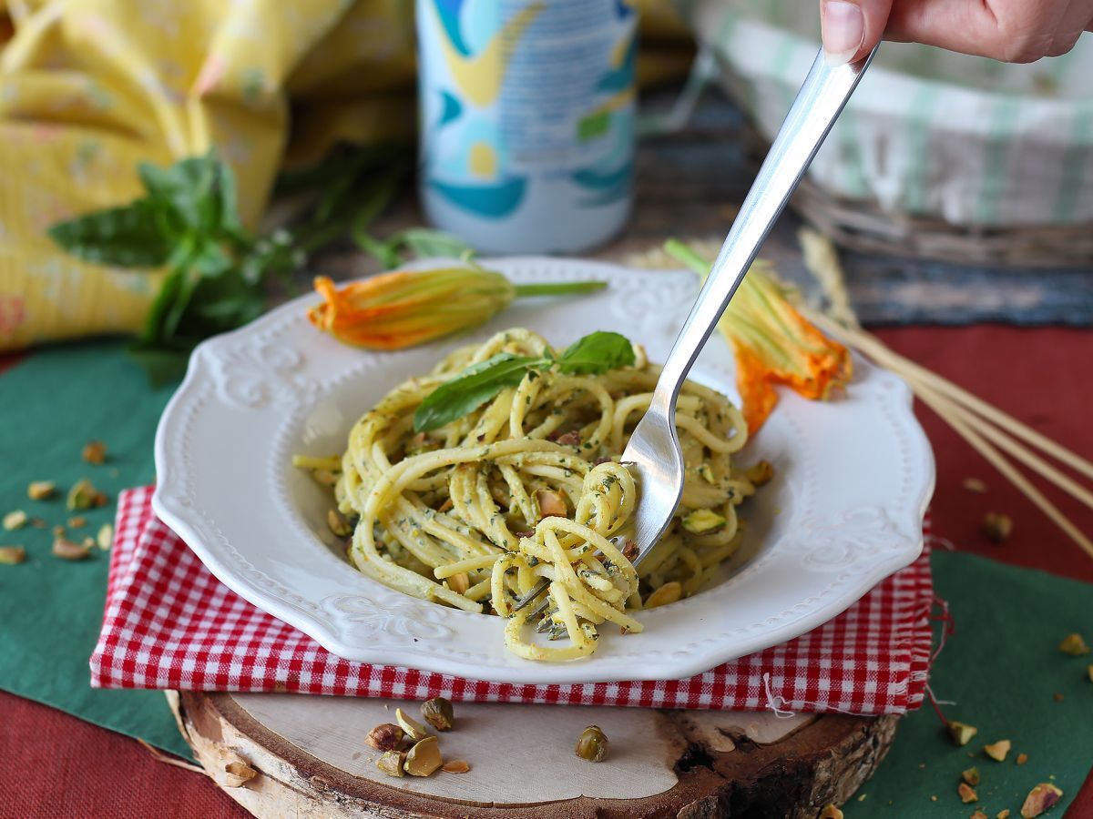 Makaron z kwiatami cukinii, ricottą i pistacjami - zdjęcie 4