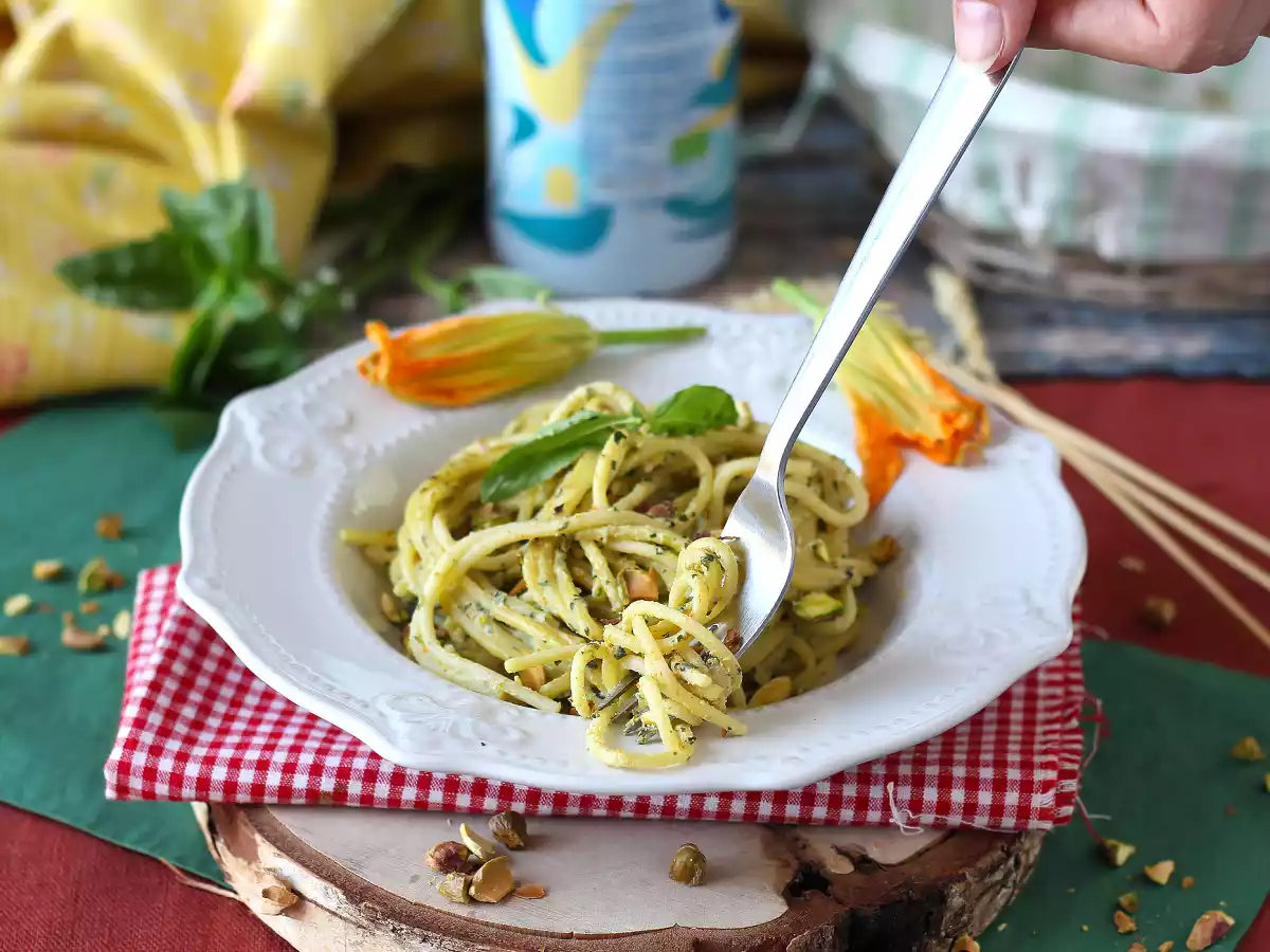Makaron z kwiatami cukinii, ricottą i pistacjami - zdjęcie 4