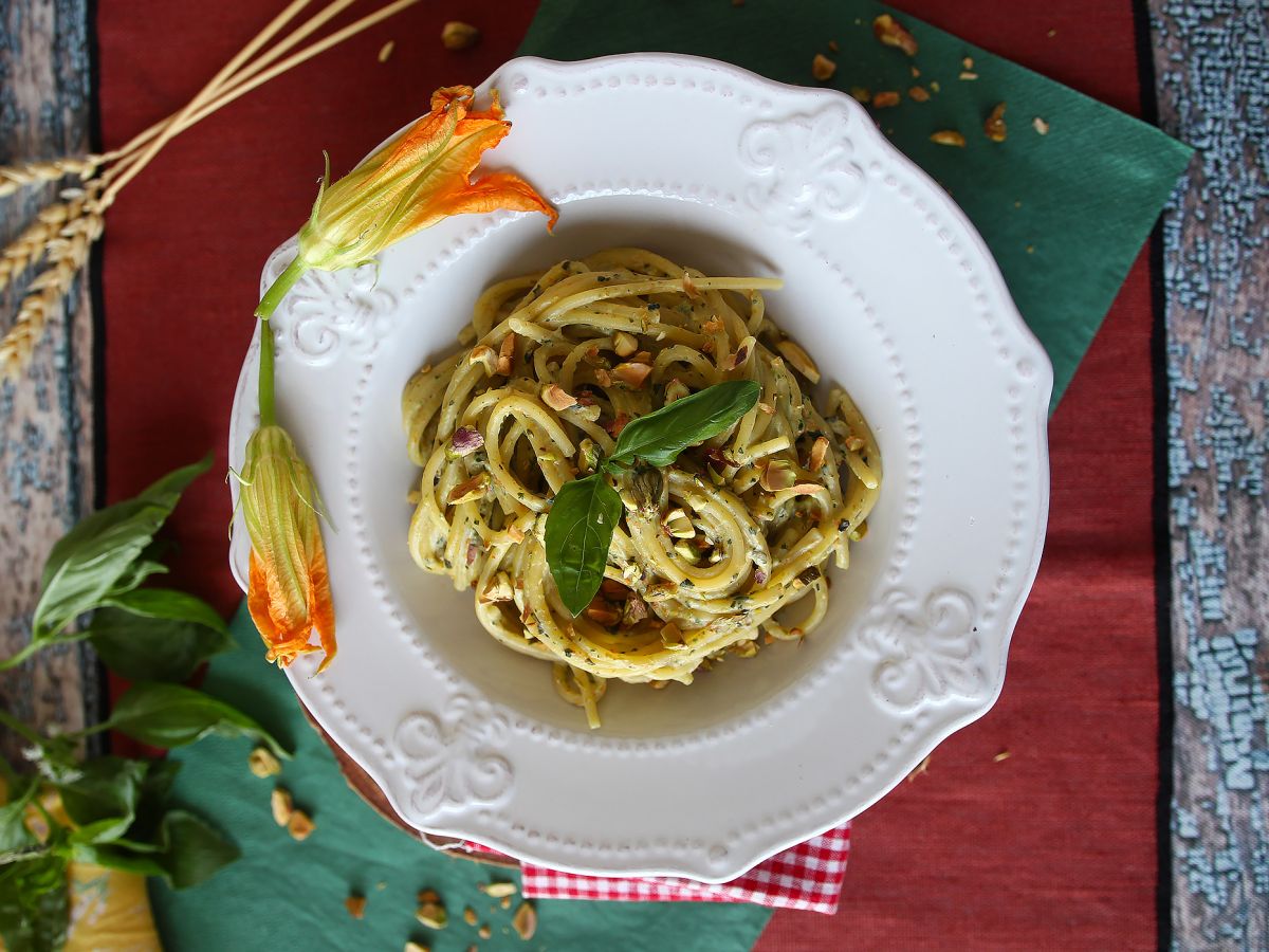 Makaron z kwiatami cukinii, ricottą i pistacjami - zdjęcie 5