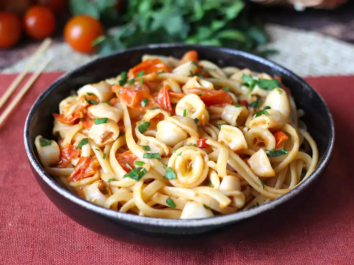 Makaron z mrożonymi kalmarami i pomidorkami koktajlowymi: prosty i smaczny przepis - zdjęcie 4