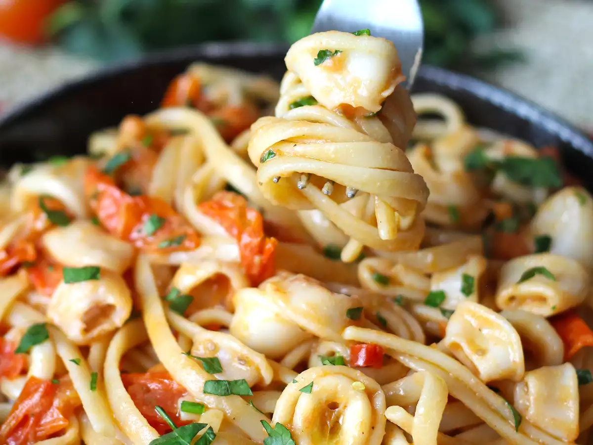 Makaron z mrożonymi kalmarami i pomidorkami koktajlowymi: prosty i smaczny przepis - zdjęcie 6