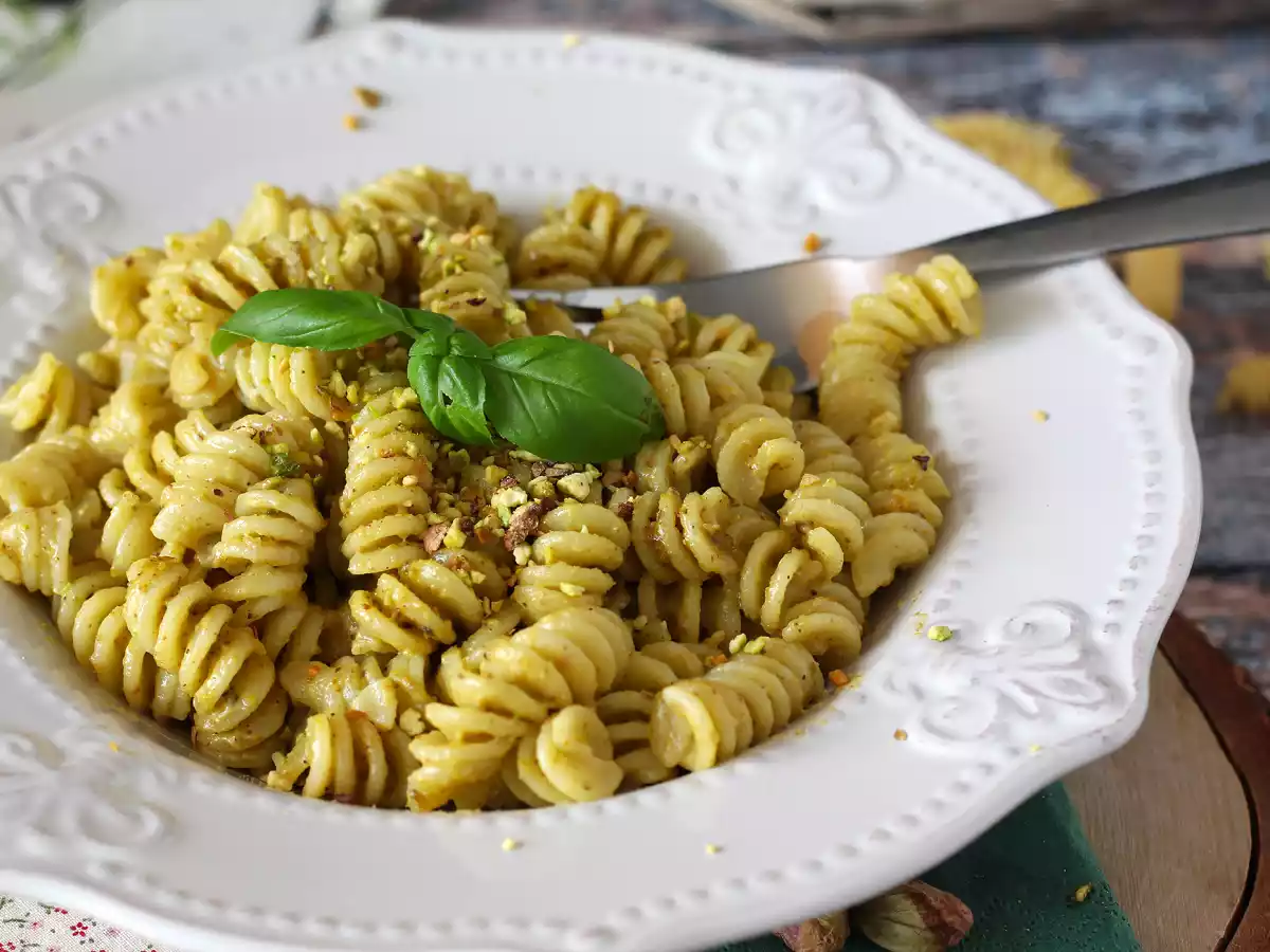 Makaron z pesto pistacjowym - smaczny i łatwy przepis do przygotowania - zdjęcie 2