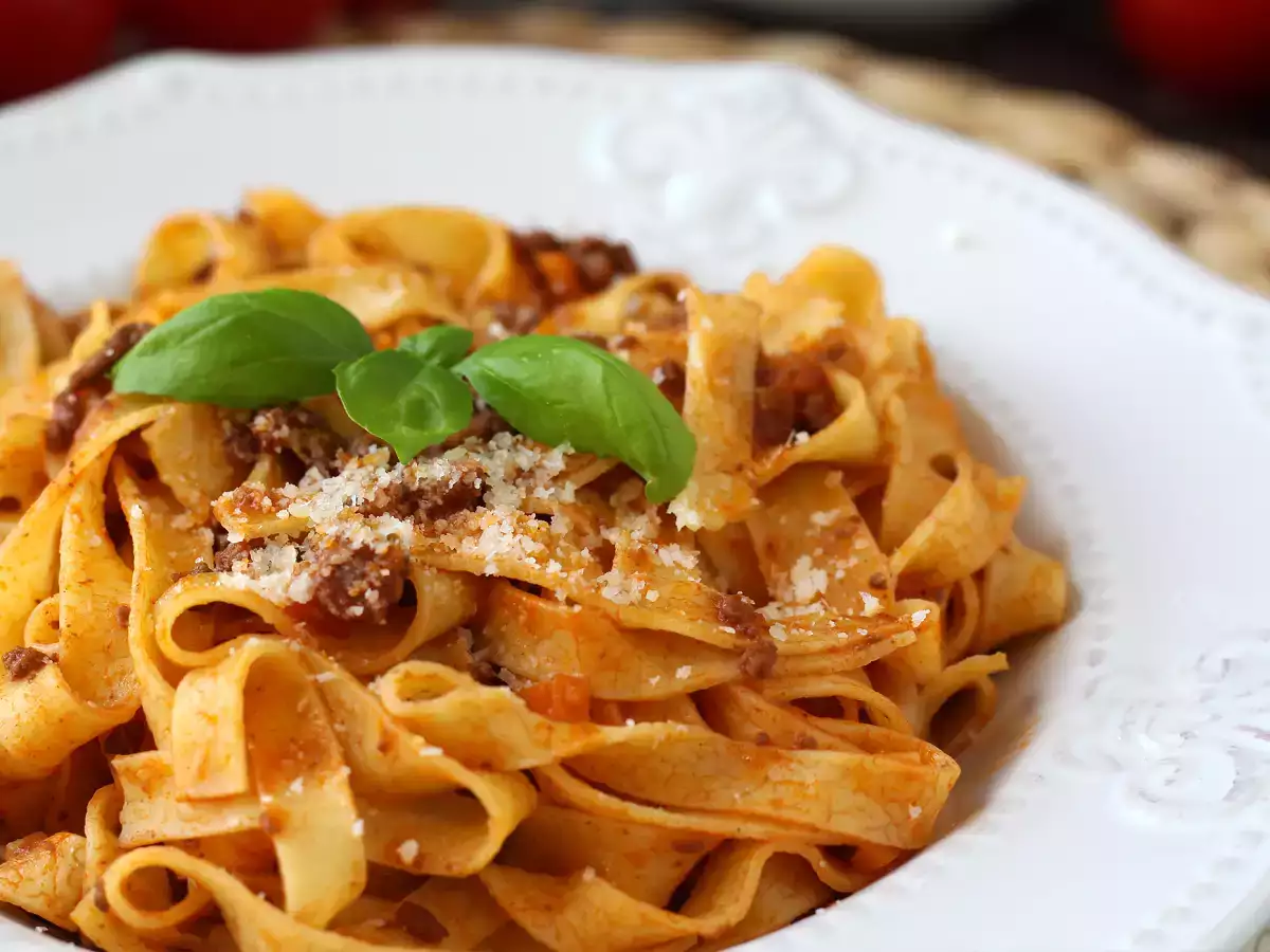 Makaron z sosem bolońskim - tagliatelle al ragù alla bolognese