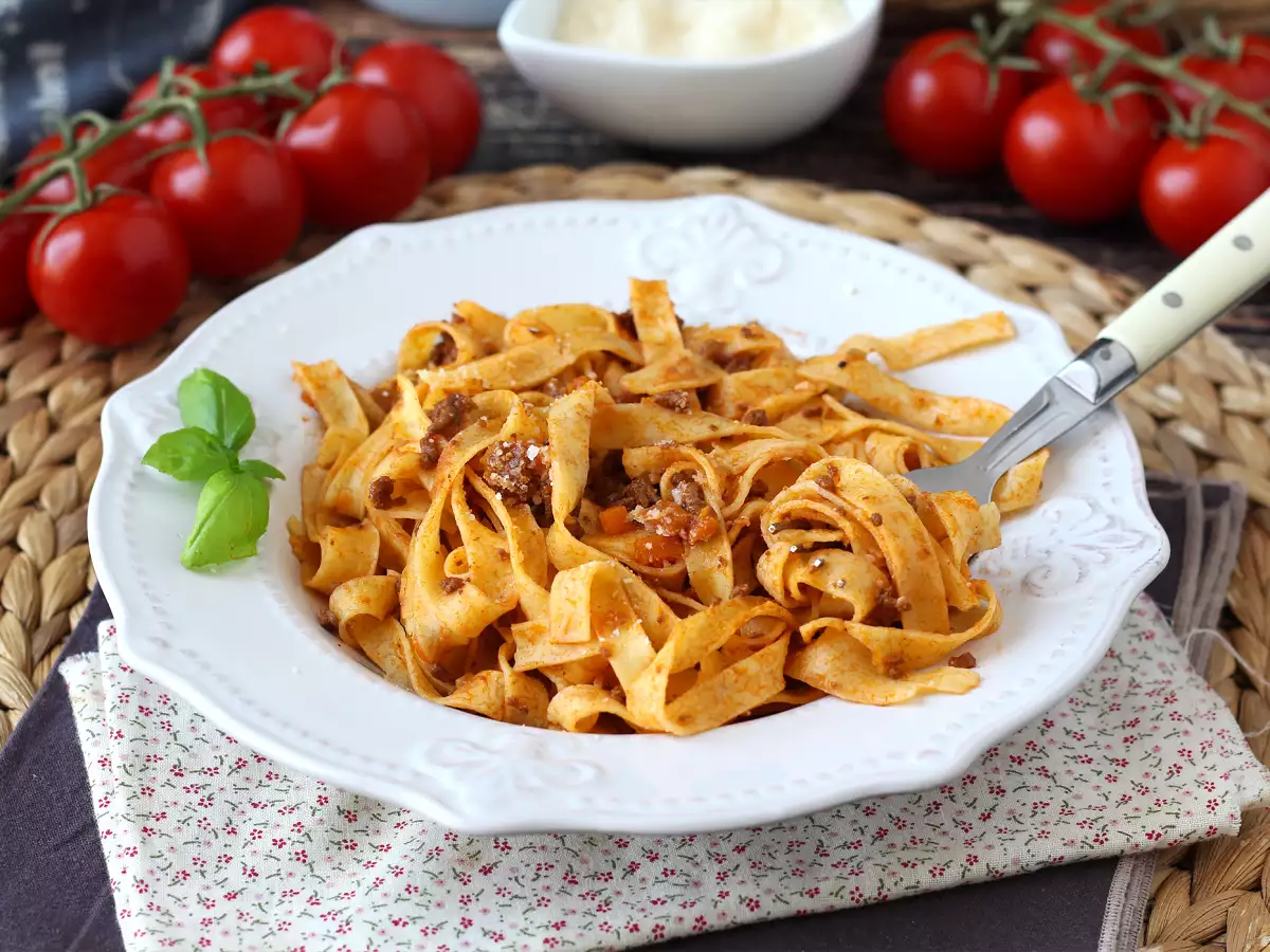 Makaron z sosem bolońskim - tagliatelle al ragù alla bolognese - zdjęcie 2