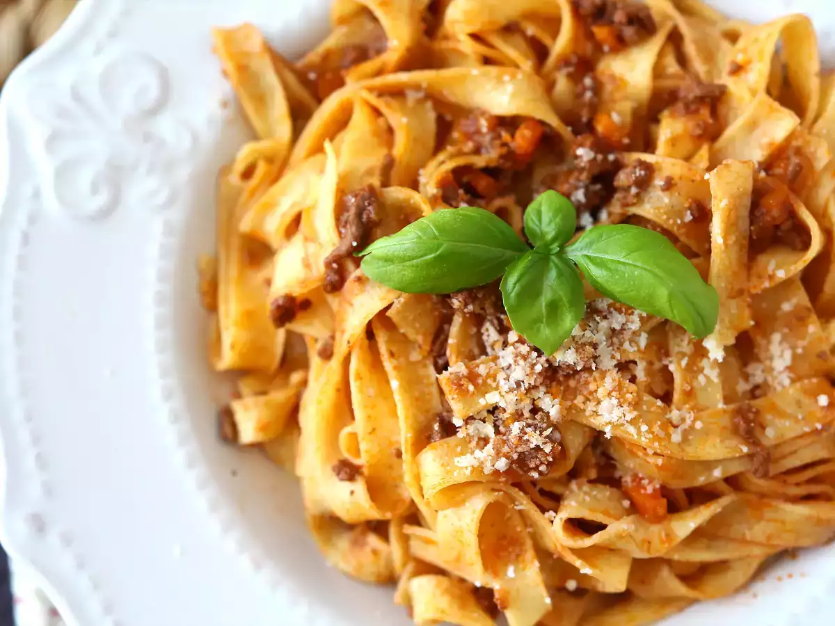 Makaron z sosem bolońskim - tagliatelle al ragù alla bolognese - zdjęcie 4