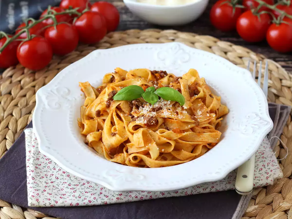 Makaron z sosem bolońskim - tagliatelle al ragù alla bolognese - zdjęcie 6