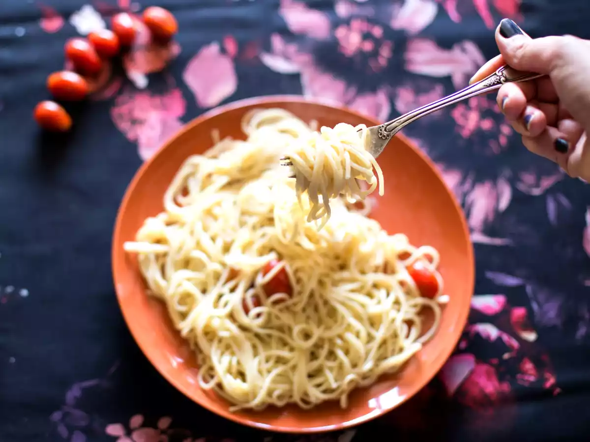 Makaron z sosem parmezanowym i pomidorkami koktajlowymi - zdjęcie 2