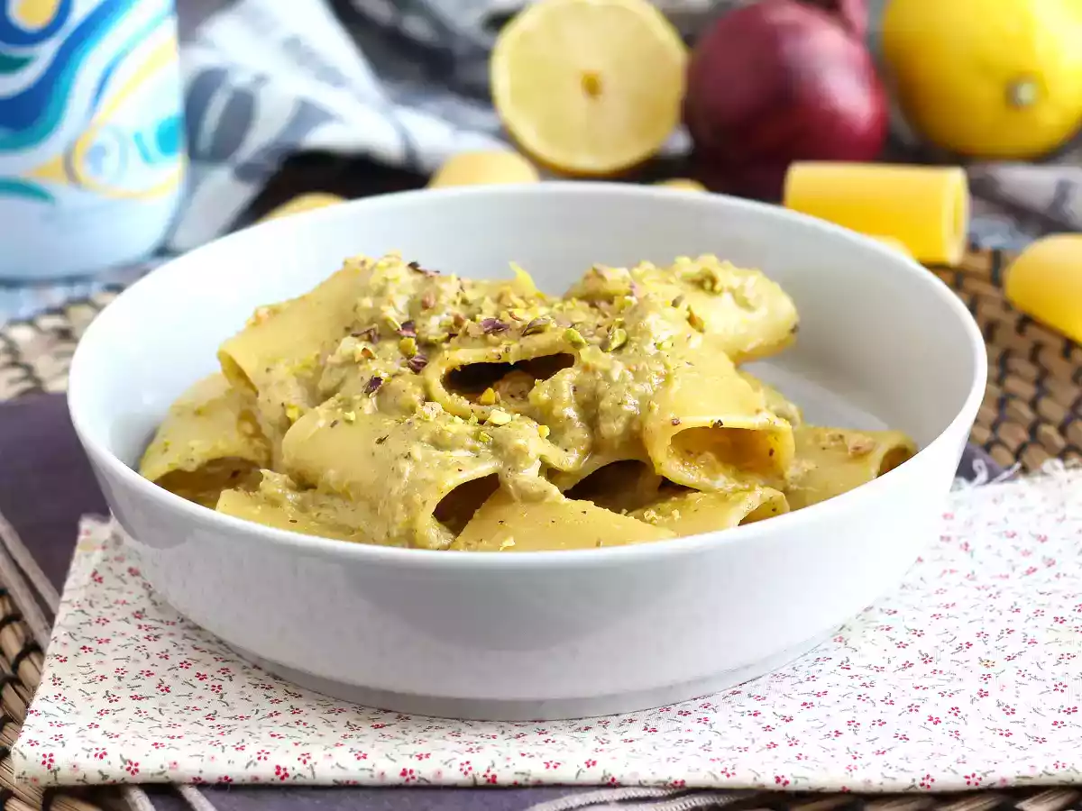 Makaron z tuńczykiem, pistacjami i cytryną