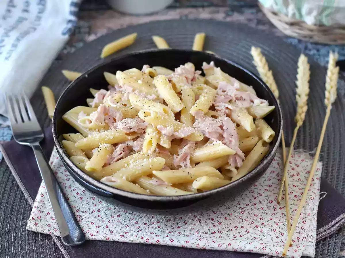 Makaron ze śmietaną i szynką: kremowy, szybki i nie do odparcia! - zdjęcie 2