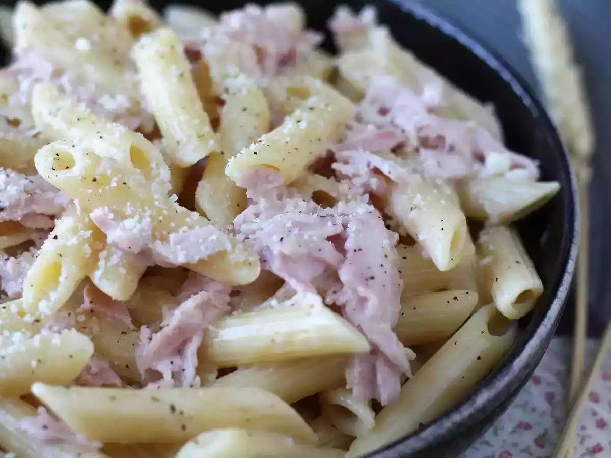 Makaron ze śmietaną i szynką: kremowy, szybki i nie do odparcia! - zdjęcie 4