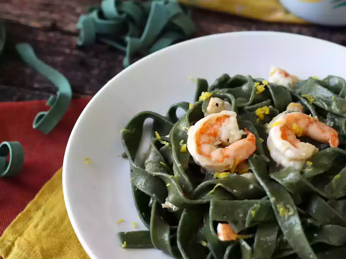 Makaron ze spiruliną z krewetkami i cytryną: bogate w składniki odżywcze pierwsze danie o wyjątkowym smaku