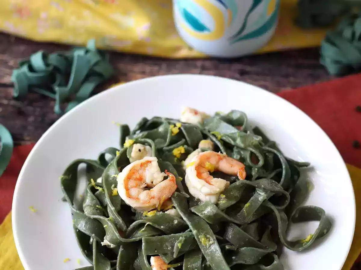 Makaron ze spiruliną z krewetkami i cytryną: bogate w składniki odżywcze pierwsze danie o wyjątkowym smaku - zdjęcie 2