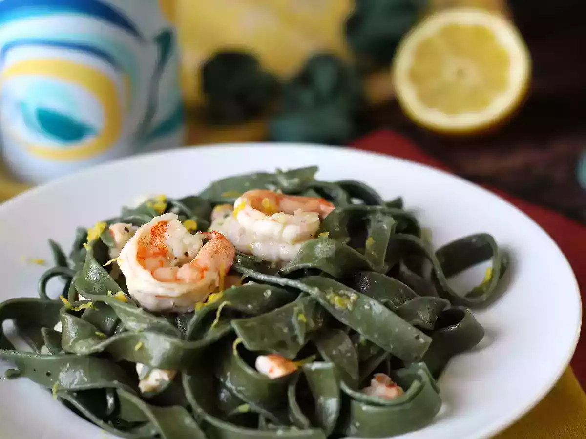 Makaron ze spiruliną z krewetkami i cytryną: bogate w składniki odżywcze pierwsze danie o wyjątkowym smaku - zdjęcie 3