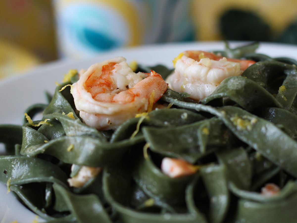 Makaron ze spiruliną z krewetkami i cytryną: bogate w składniki odżywcze pierwsze danie o wyjątkowym smaku - zdjęcie 4