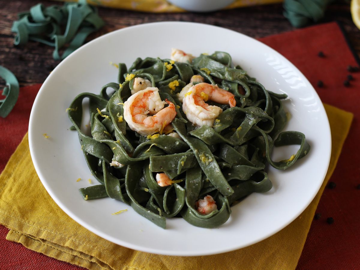 Makaron ze spiruliną z krewetkami i cytryną: bogate w składniki odżywcze pierwsze danie o wyjątkowym smaku - zdjęcie 5