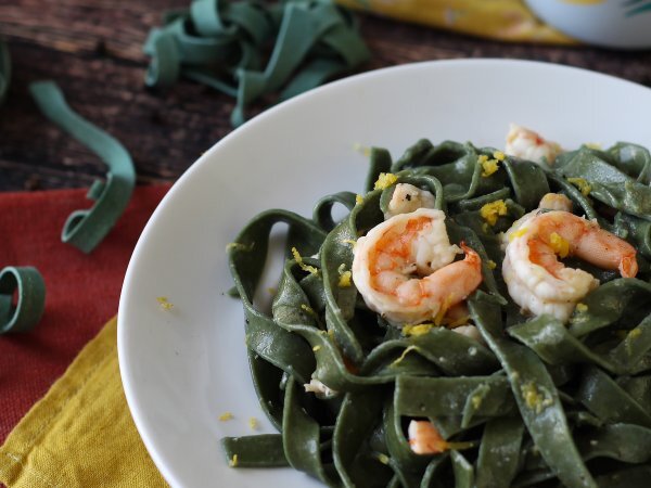 Makaron ze spiruliną z krewetkami i cytryną: bogate w składniki odżywcze pierwsze danie o wyjątkowym smaku