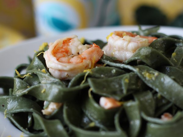 Makaron ze spiruliną z krewetkami i cytryną: bogate w składniki odżywcze pierwsze danie o wyjątkowym smaku - zdjęcie 4