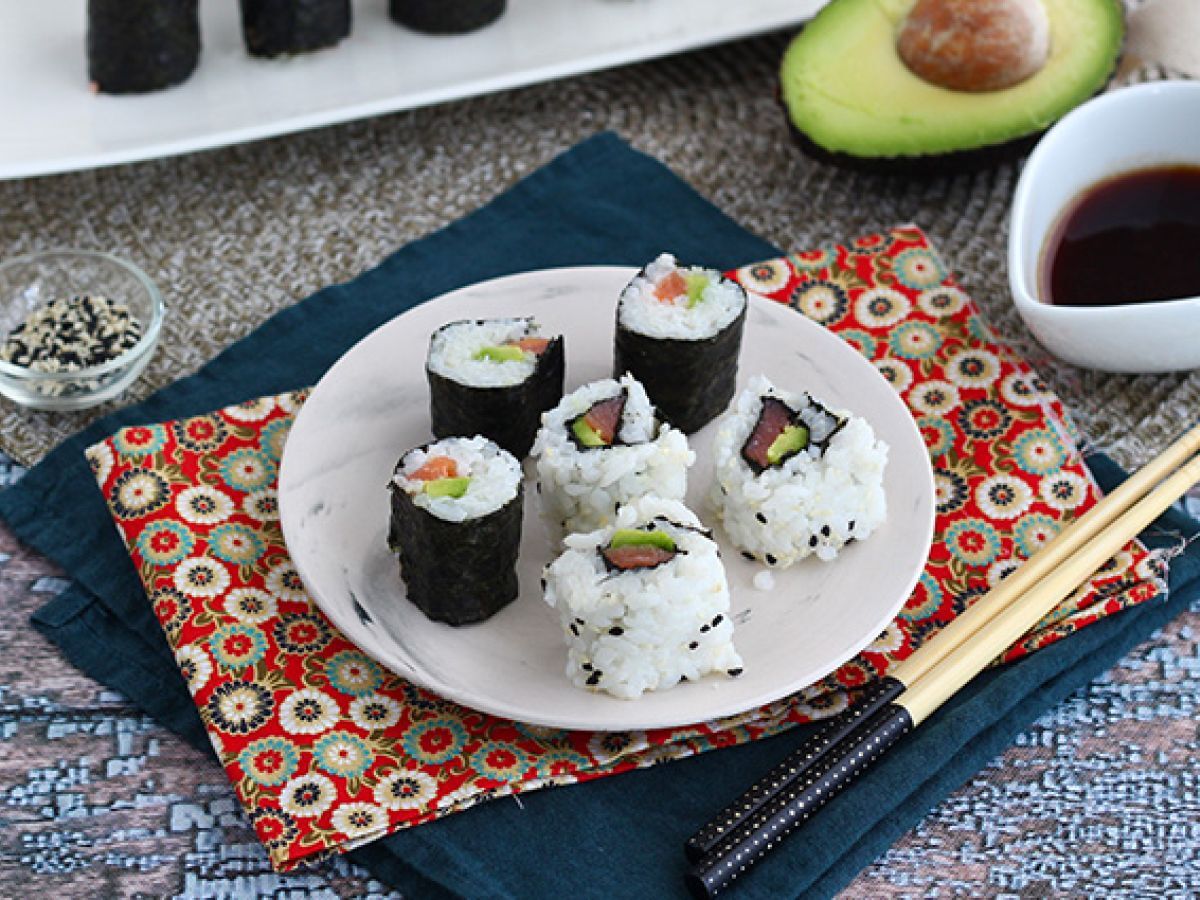 Makis z wędzonym łososiem i awokado