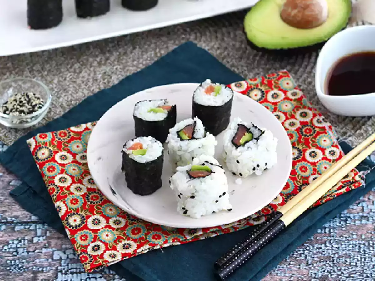 Makis z wędzonym łososiem i awokado