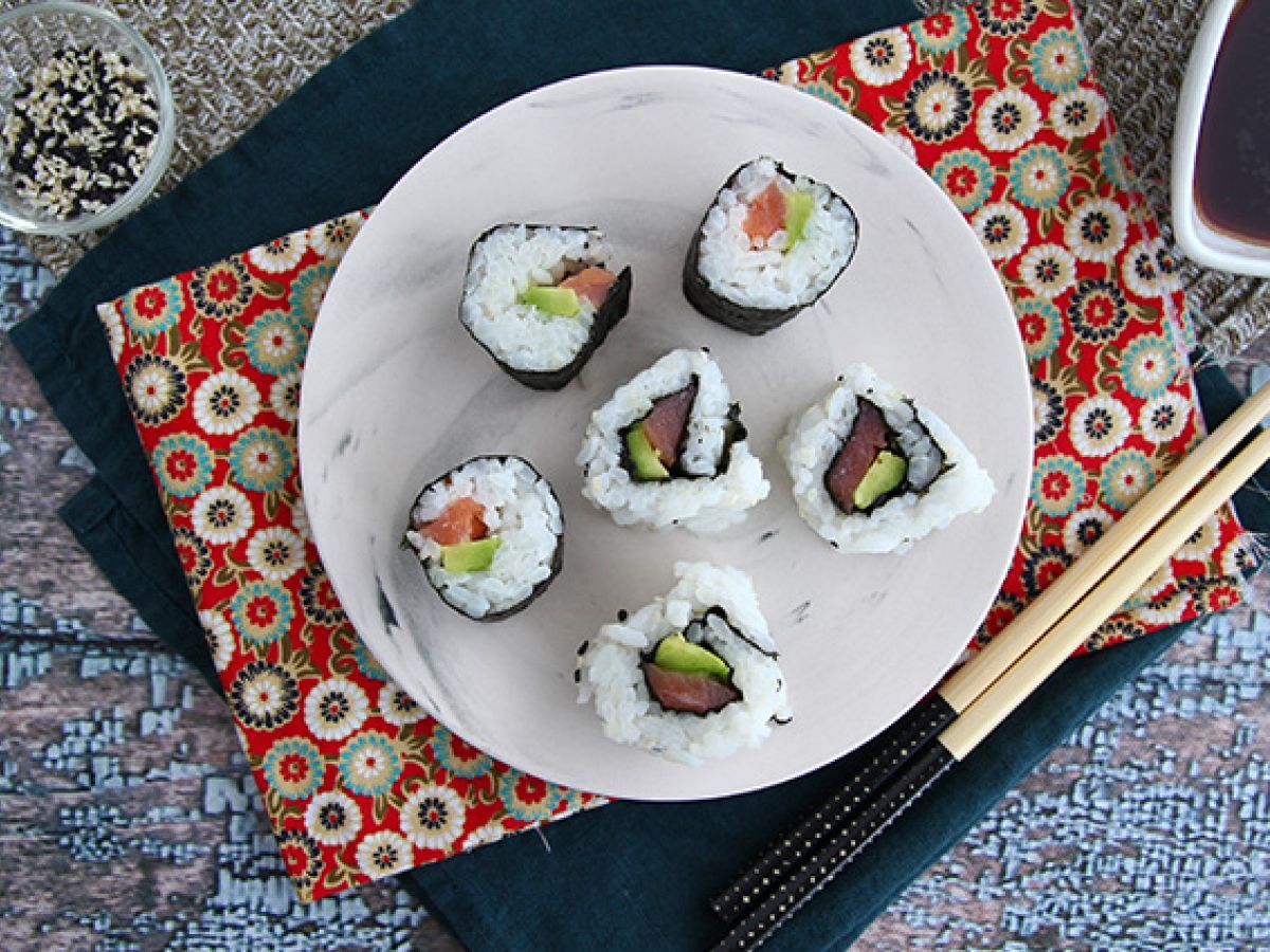 Makis z wędzonym łososiem i awokado - zdjęcie 3