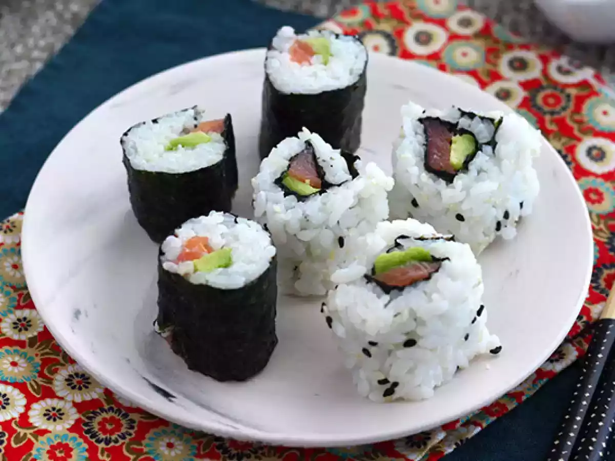 Makis z wędzonym łososiem i awokado - zdjęcie 4
