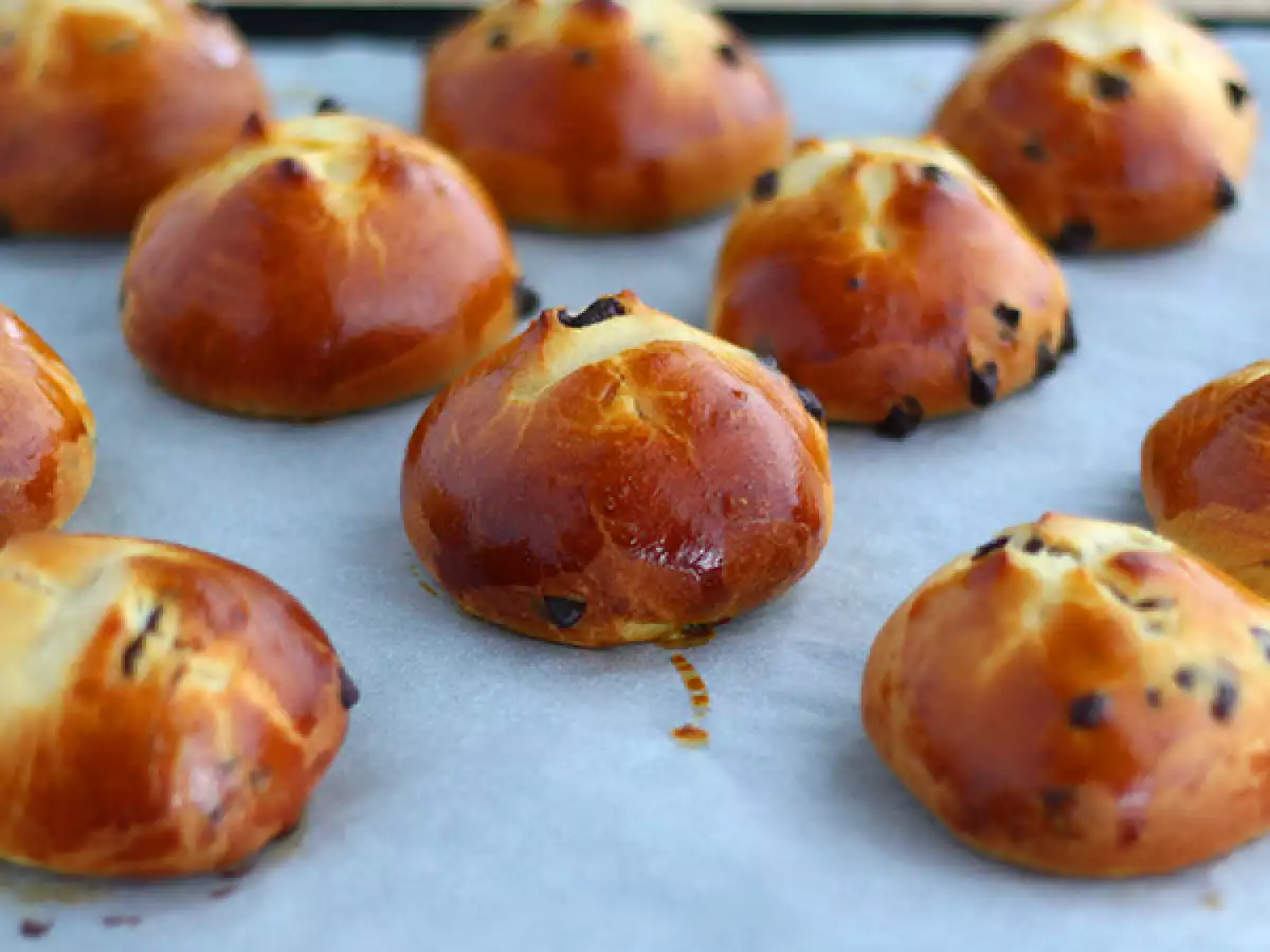Małe bułeczki brioche z czekoladą