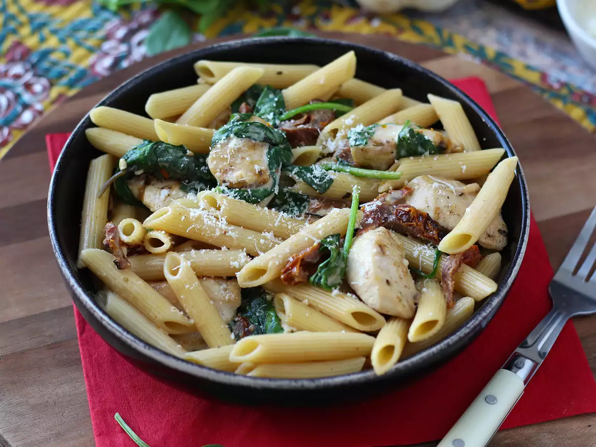 Marry Me Chicken Pasta: kremowy makaron z kurczakiem, suszonymi pomidorami i parmezanem - zdjęcie 2