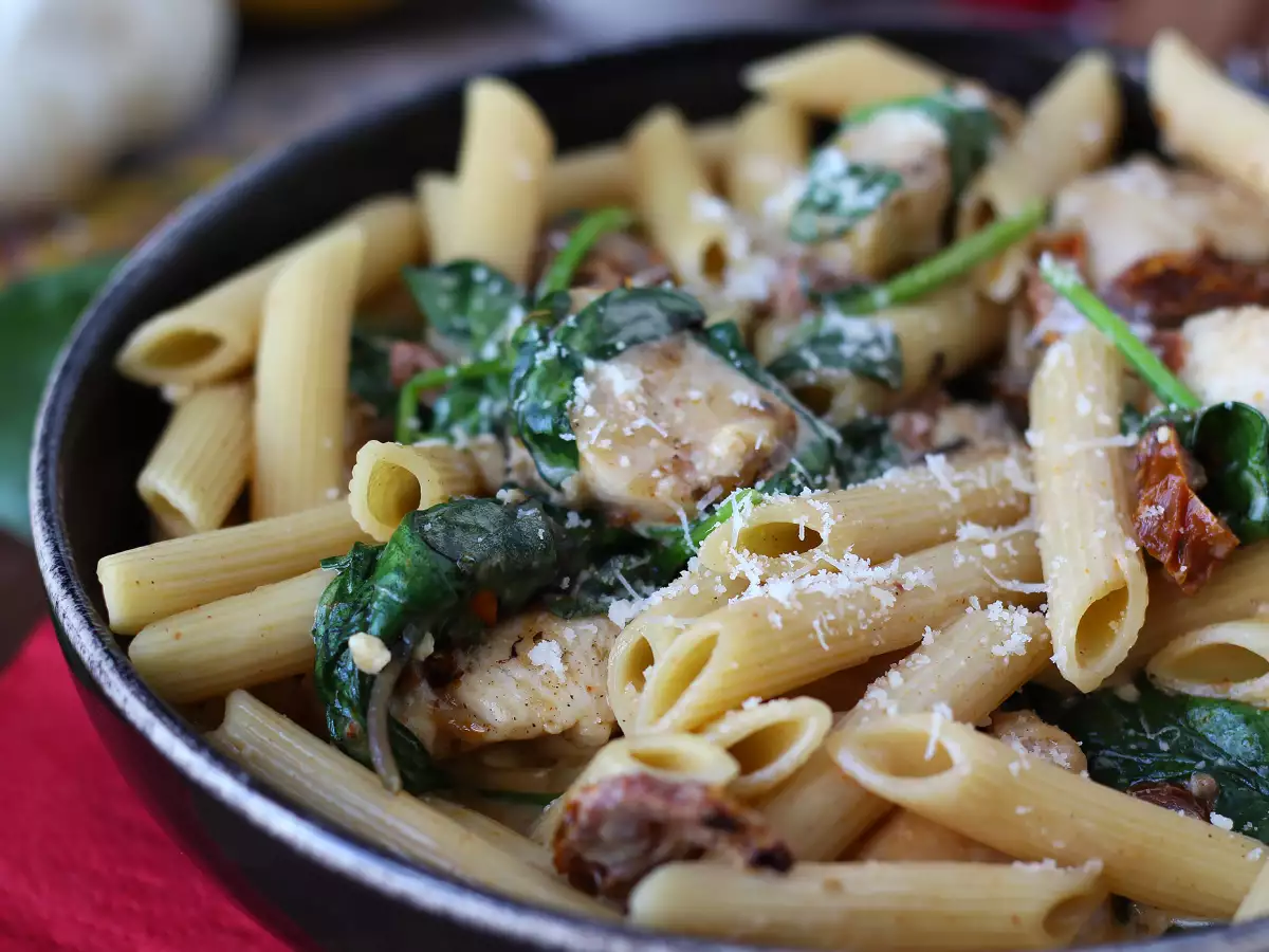 Marry Me Chicken Pasta: kremowy makaron z kurczakiem, suszonymi pomidorami i parmezanem - zdjęcie 3
