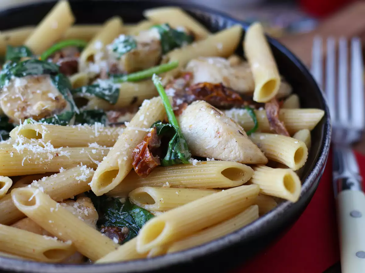 Marry Me Chicken Pasta: kremowy makaron z kurczakiem, suszonymi pomidorami i parmezanem - zdjęcie 4