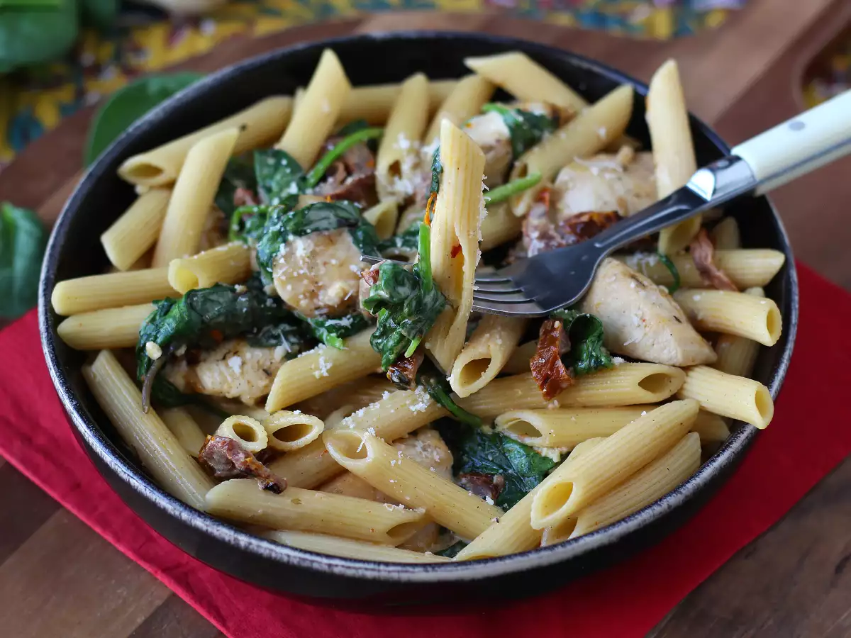 Marry Me Chicken Pasta: kremowy makaron z kurczakiem, suszonymi pomidorami i parmezanem - zdjęcie 5